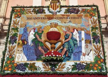 El tapiz floral del Corpus ya luce en la plaza de la Virgen para conmemorar los 700 años de la fiesta en Valencia