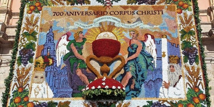 El tapiz floral del Corpus ya luce en la plaza de la Virgen para conmemorar los 700 años de la fiesta en Valencia