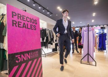 Abre en Valencia la primera tienda de España de 3NN: casi toda la ropa cuesta 3,99 euros