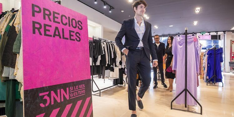 Abre en Valencia la primera tienda de España de 3NN: casi toda la ropa cuesta 3,99 euros