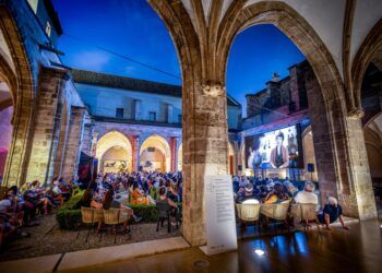 El cine de verano gratuito que puedes disfrutar en un claustro gótico de Valencia vuelve con 27 comedias