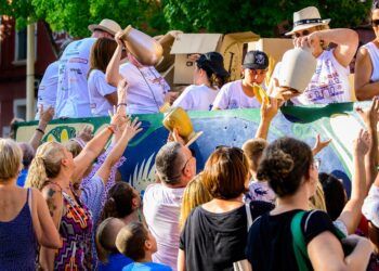 Manises volverá a regalar miles de piezas de cerámica artesanal en su gran Cabalgata de la Cerámica 2026