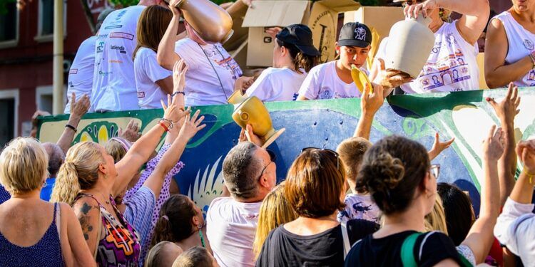 Manises volverá a regalar miles de piezas de cerámica artesanal en su gran Cabalgata de la Cerámica 2026