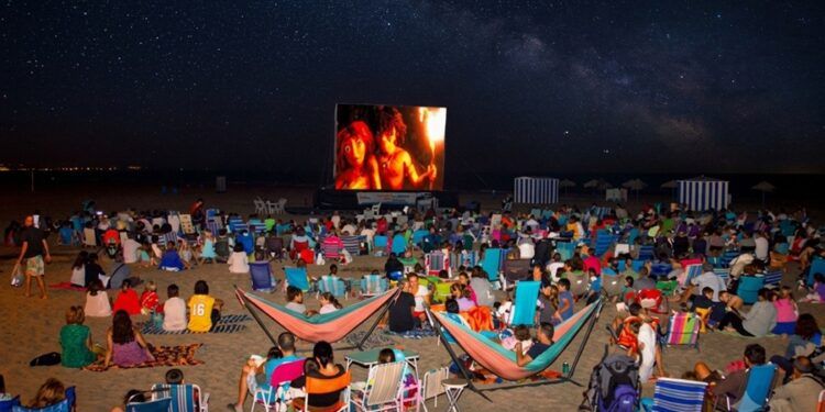 El cine de verano gratuito llega a 23 playas de Valencia con 46 proyecciones al aire libre durante julio y agosto