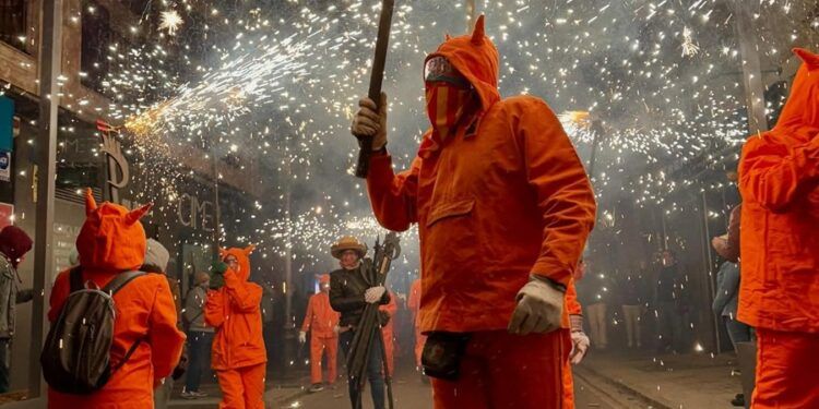 Un gran correfoc y un espectacular castillo de fuegos cierran el Festival Pirotécnico de la Feria de Julio de Valencia 2026