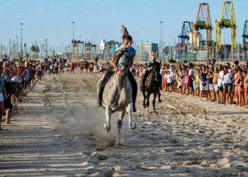 Las Corregudes de Joies regresan este verano de 2026 a la playa de Pinedo con una tradición ecuestre de más de 180 años