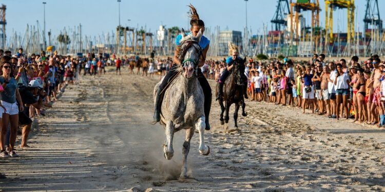Las Corregudes de Joies regresan este verano de 2026 a la playa de Pinedo con una tradición ecuestre de más de 180 años