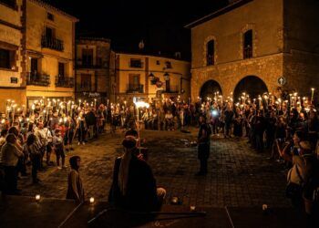Castielfabib apaga sus luces para iluminarse solo con fuego: vuelve la mágica Noche de las Hachas