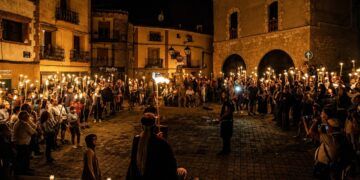 Castielfabib apaga sus luces para iluminarse solo con fuego: vuelve la mágica Noche de las Hachas