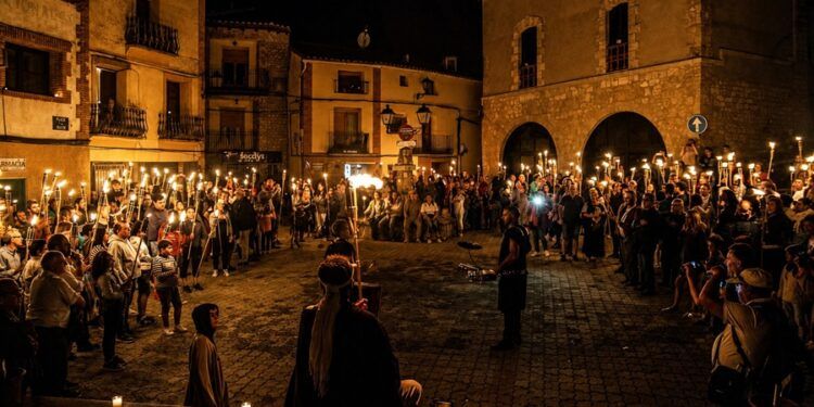Castielfabib apaga sus luces para iluminarse solo con fuego: vuelve la mágica Noche de las Hachas