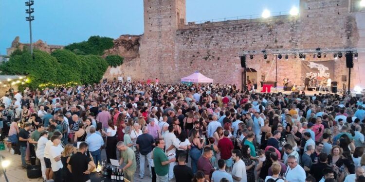 Vuelve el Tardeo con la DO gratuito al Castillo de Requena con vino, música en directo y gastronomía