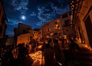 Tres pueblos de la Comunitat Valenciana se llenan de velas este sábado con sus noches más mágicas