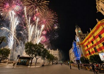 Un gran piromusical de más de 15 minutos iluminará este sábado la plaza del Ayuntamiento de Valencia