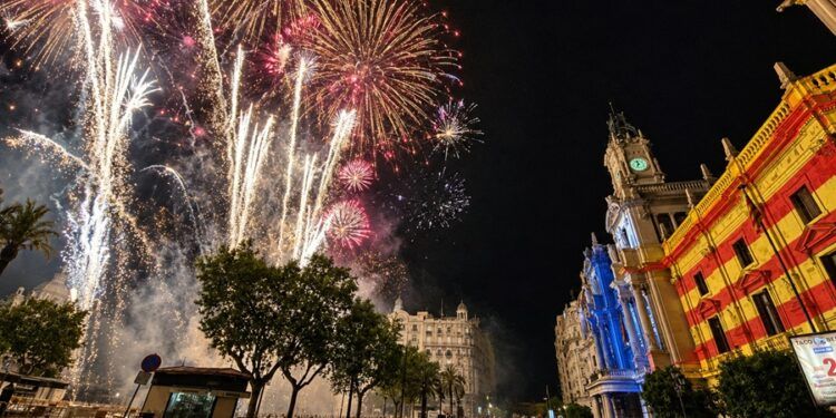 Un gran piromusical de más de 15 minutos iluminará este sábado la plaza del Ayuntamiento de Valencia
