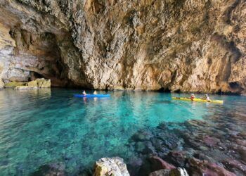 Qué ver desde la Granadella en kayak: cuevas, calas y rincones imprescindibles de la ruta más bella de Xàbia