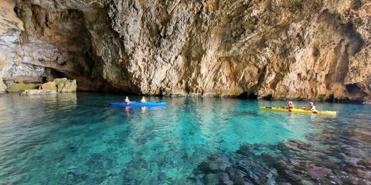 Qué ver desde la Granadella en kayak: cuevas, calas y rincones imprescindibles de la ruta más bella de Xàbia