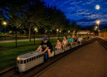 El Parc del Trenet de Almoines abre solo dos noches este verano para disfrutar de circulaciones de trenes en miniatura