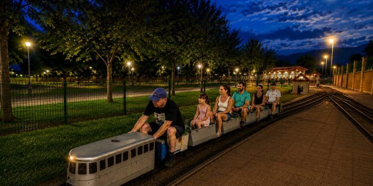 El Parc del Trenet de Almoines abre solo dos noches este verano para disfrutar de circulaciones de trenes en miniatura