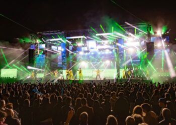 Tavernes Blanques se prepara para nueve días de fiestas con orquestas, festivales, pólvora, parque acuático y actividades para toda la familia