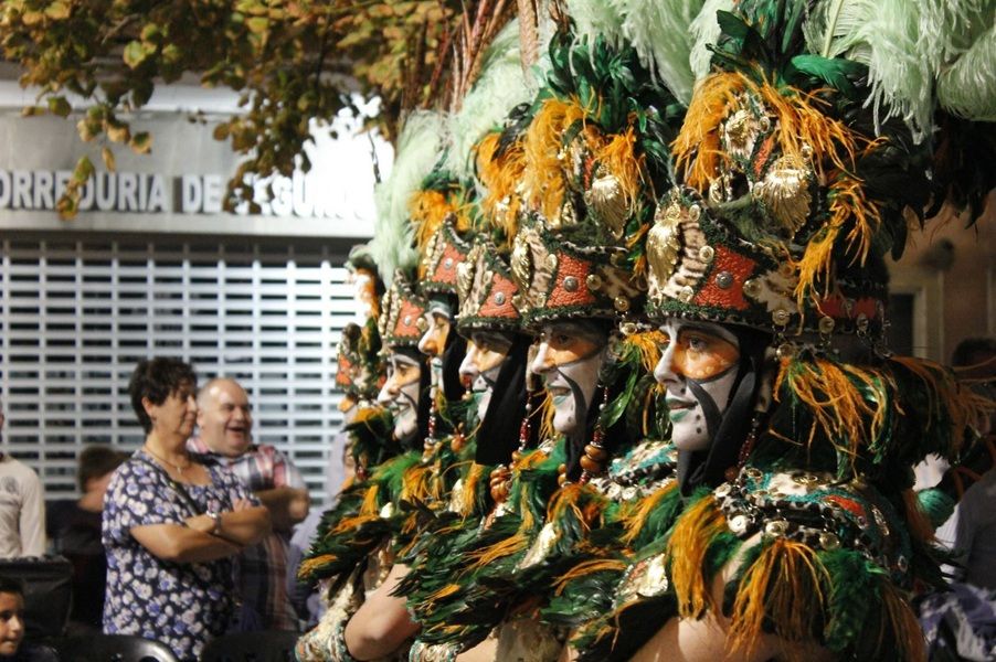 Imagen de unos pasados moros y cristianos durante las fiestas de septiembre de Canals. Foto del Ajuntament de Canals.