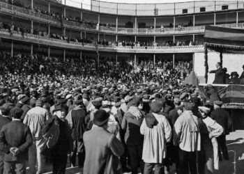 Frontón Jai Alai de Valencia, enero de 1911. Meeting político en el que participaron Barral, Azzati, Iglesias, Salillas, Albornoz, Giner de los Rios y Lerroux. Fotografía Moya (BNE) que aparece en el grupo de Facebook de Valencia Antigua: Historia Gráfica.