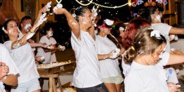 La Merenguina de Llíria, una divertida batalla de más de 15.000 merengues que llena de dulce el barrio del Raval