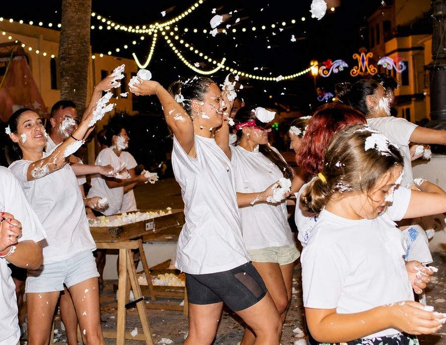 La Merenguina de Llíria, una divertida batalla de más de 15.000 merengues que llena de dulce el barrio del Raval