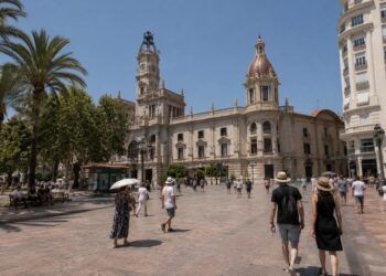 Valencia cierra monumentos, la Devesa, mercadillos y suspende actividades al aire libre por la alerta roja de calor