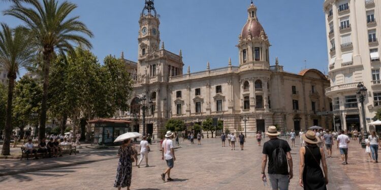Valencia cierra monumentos, la Devesa, mercadillos y suspende actividades al aire libre por la alerta roja de calor