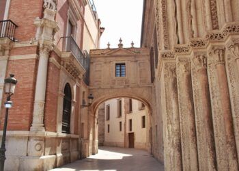 El arco que une el Palacio Arzobispal y la Catedral de Valencia, una historia de derribos y reconstrucciones