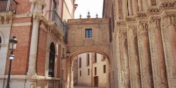 El arco que une el Palacio Arzobispal y la Catedral de Valencia, una historia de derribos y reconstrucciones