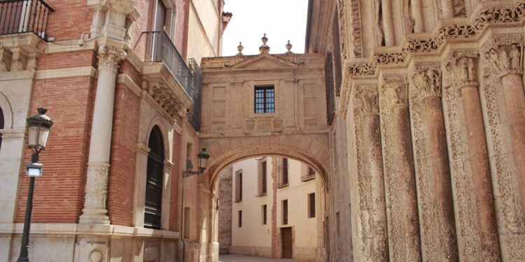 El arco que une el Palacio Arzobispal y la Catedral de Valencia, una historia de derribos y reconstrucciones
