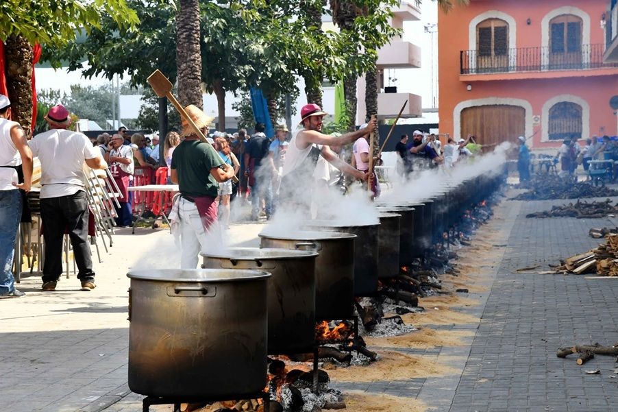 Imagen del Ajuntament de la Pobla de Farnals de unas pasadas calderas populares dentro de las fiestas.