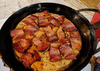 Gachamiga de Yátova, una receta tradicional valenciana que se cocina al fuego y hasta tiene concurso