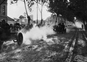 Celebración del kilómetro lancé en el Paseo del Grao. Año 1910. Gómez Durán. Fuente: Fuentes Bargues, J. L., “La arquitectura de los primeros garajes de Valencia”, Scripta Nova (2014), Universidad de Barcelona.