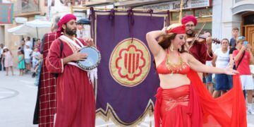 El centro histórico de Teulada viaja a la Edad Media con un mercado medieval lleno de espectáculos, artesanía, música y un concierto Candlelight