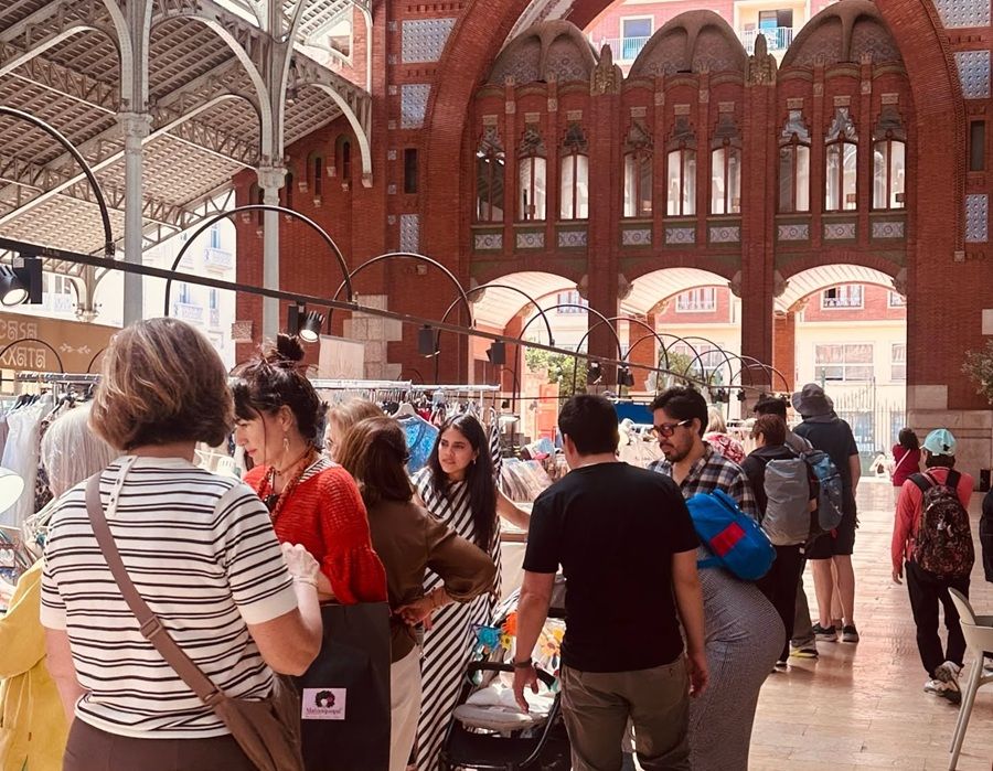 Imagen de un pasado Zoco del Mercado de Colón en el interior del bello mercado modernista.