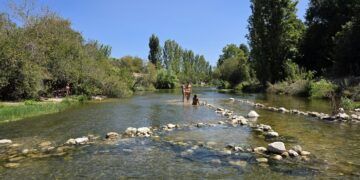 Foto valenciabonita.es de agosto de 2026 de la zona de baño del río Serpis en Villalonga, junto al Pas de la Guàrdia.