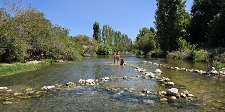 La playa fluvial de Villalonga, una bonita zona para bañarse en el río Serpis