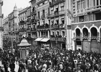 Así era el quiosco que “afeaba” la plaza de la Reina de Valencia, un elemento que provocó varios enfrentamientos