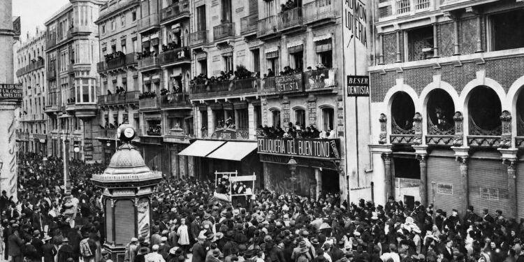 Así era el quiosco que “afeaba” la plaza de la Reina de Valencia, un elemento que provocó varios enfrentamientos