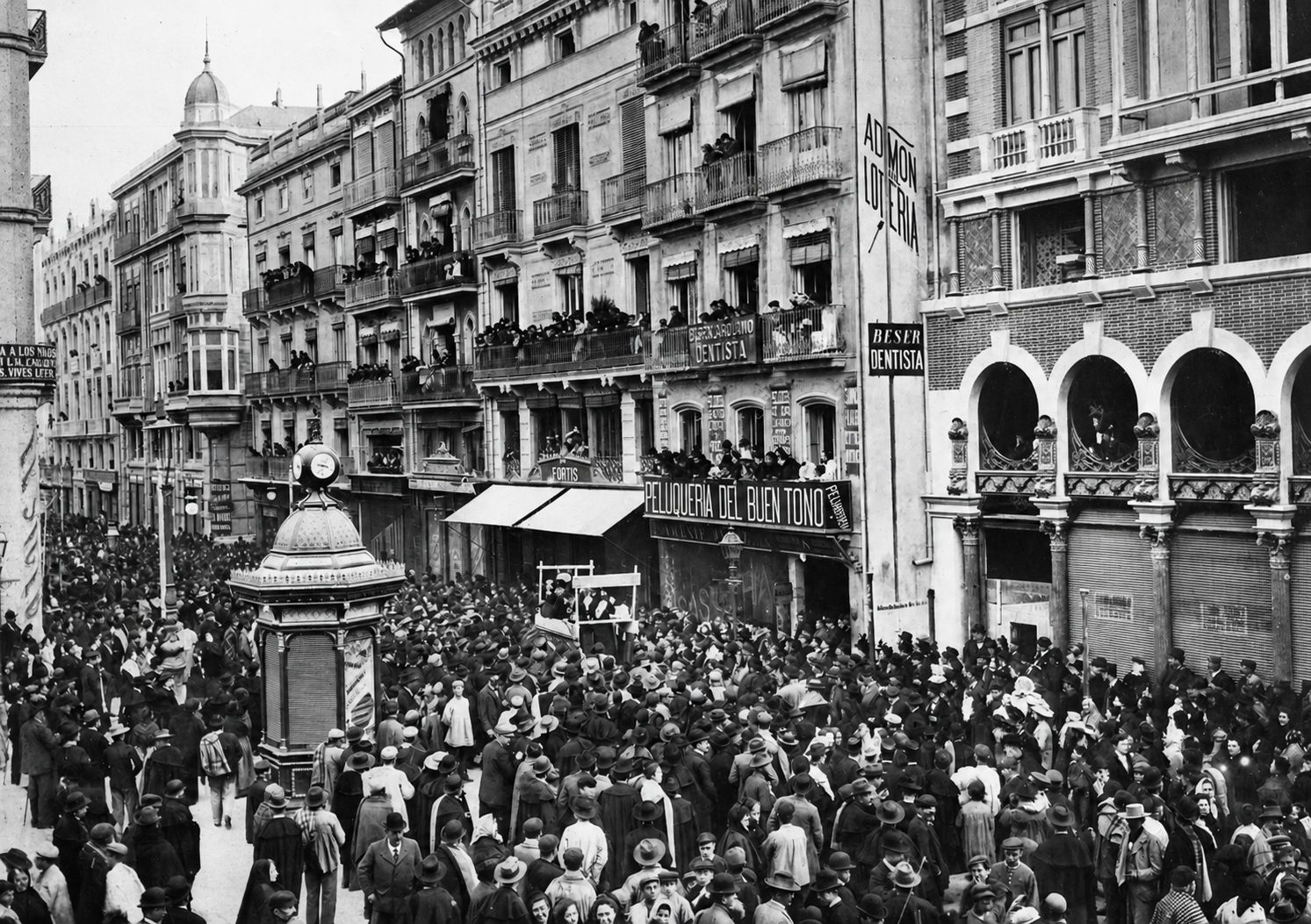 Así era el quiosco que “afeaba” la plaza de la Reina de Valencia, un elemento que provocó varios enfrentamientos