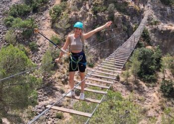 El programa «Aventúrate» ofrece 176 plazas gratuitas a jóvenes de Valencia para hacer espeleología, escalada, barranquismo y vía ferrata