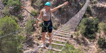 El programa «Aventúrate» ofrece 176 plazas gratuitas a jóvenes de Valencia para hacer espeleología, escalada, barranquismo y vía ferrata