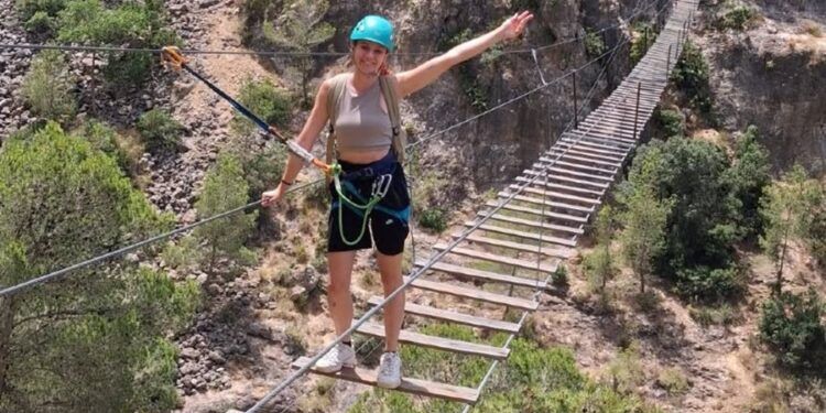 El programa «Aventúrate» ofrece 176 plazas gratuitas a jóvenes de Valencia para hacer espeleología, escalada, barranquismo y vía ferrata