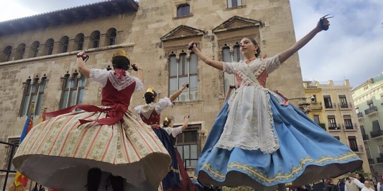 Balls al Carrer 2026-2027 llega con un completo calendario de bailes regionales a cuatro plazas de Valencia