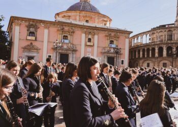 30 bandas juveniles tocarán pasodobles a la vez en la Plaza de la Virgen de Valencia este domingo