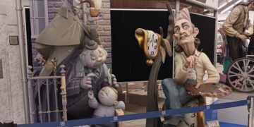 Imagen de una pasada exposición del Gremio Artesano de Artistas Falleros de Valencia en el centro comercial de Nuevo Centro.