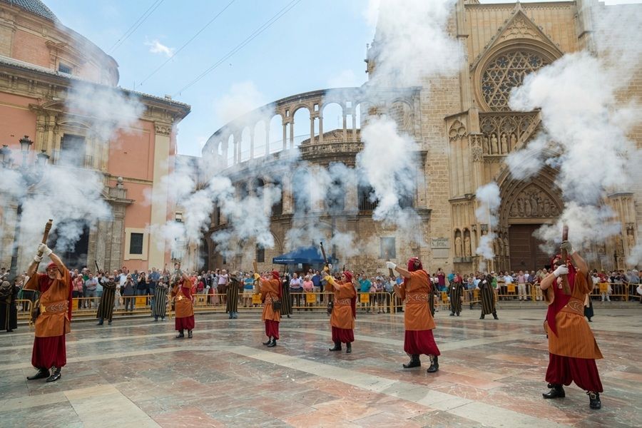 Valencia celebra los Moros y Cristianos del 9 de Octubre de 2026 con mercado medieval, alardo de arcabucería, entradas y mucho ambiente festero