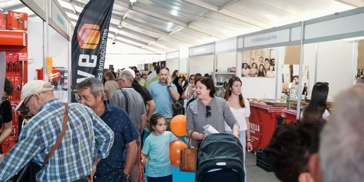 La Fira Outlet de Cullera vuelve con descuentos de hasta el 70% tras el gran éxito de su primera edición